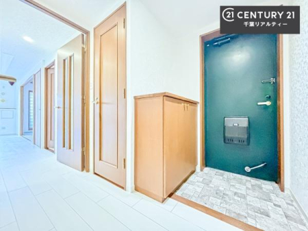���� �V���[�Y�{�b�N�X�t���B���ւ��Еt�����|�������₷���ł��I
�X�b�L���������ւŌ˂��J�����u�ԁA�������̂���S�n������Ԃ��o�}���Ă���܂��B