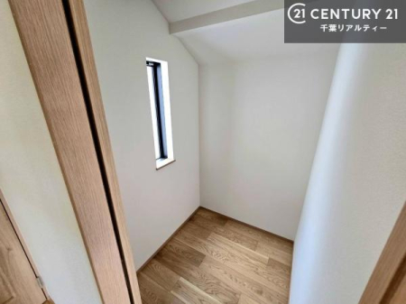 ���[ �t�@�~���[�N���[�[�b�g��������Z�܂��́A���[�͂Ɖ��K�������˔������ґ�ȋ�Ԑ݌v�B�ߗނ�o�b�O�A�G�ߕ��܂łЂƂ܂Ƃ߂ɂł��A���X�̐������ڂ������ƃX�}�[�g�ɁI