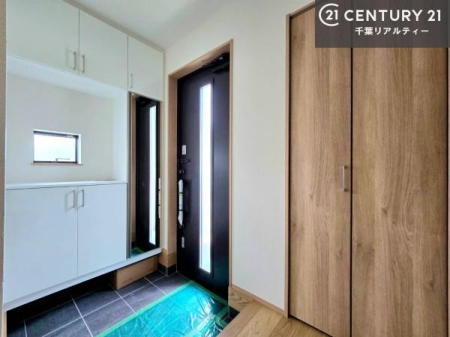 ���� ���ւ̃V���[�Y�{�b�N�X�́A���[�͗ǍD�ŌC���������萮���ł��邾���łȂ��A�㕔������I�Ƃ��Ċ��p�\�B���C�ɓ���̏�����O���[����u���΁A���q���}���邨�����ȋ�ԂɎd�オ��܂��I