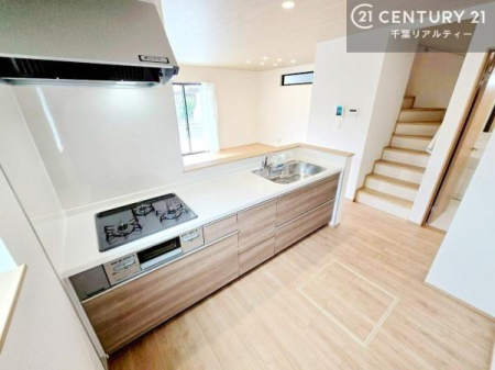 �L�b�`�� ��Ƃ肠�钲���X�y�[�X�ō�Ƃ����₷�����K�ȃL�b�`���ł��I
���q�l�ƈꏏ�ɂ��َq������y���߂�L�X�X�y�[�X�ł��B�y�����������ԂɂȂ肻���ł��ˁI