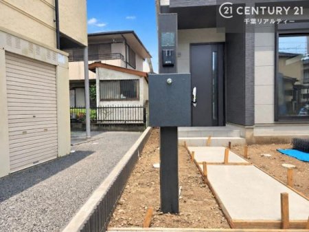 ���̑����n �O�ςɓ���ނ������ȃ|�X�g���̗p���A�@�\���ƃf�U�C���������˔������G���g�����X��Ԃł��B