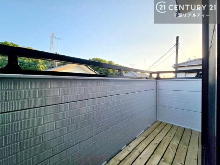 �o���R�j�[ �z������̗ǂ��o���R�j�[�ŁA���󕨂��C�����悭������Z��ԁB�����͖��邢�z�����������݁A�u�₩�ȕ�����������S�n�悢�ꏊ�ł��I