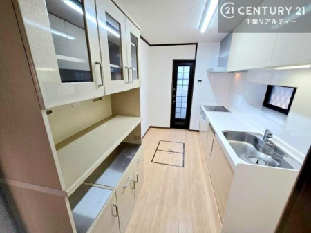 �L�b�`�� ��������H��A�H�ނ̃X�g�b�N�Ȃǂ𐮗����₷���A���[�X�y�[�X���[�������L�b�`���B�K�v�Ȃ��̂���������Ǝ��߂邱�ƂŁA��ƃX�y�[�X���L���g���A�����̗������X���[�Y�ɐi�݂܂��B
