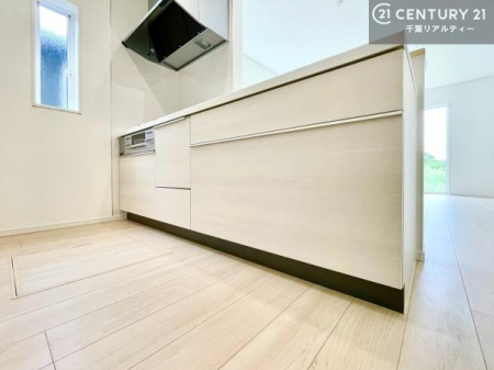 �L�b�`�� ��Ƃ肠�钲���X�y�[�X�ō�Ƃ����₷�����K�ȃL�b�`���ł��I
���q�l�ƈꏏ�ɂ��َq������y���߂�L�X�X�y�[�X�ł��B�y�����������ԂɂȂ肻���ł��ˁI