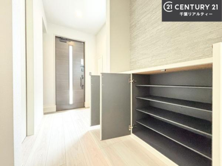 ���� �V���[�Y�{�b�N�X�t���Ȃ̂ŁA���ւ��Еt�����|�������₷���ł��I
�X�b�L���������ւŌ˂��J�����u�ԁA�������̂���S�n������Ԃ��o�}���Ă���܂��B