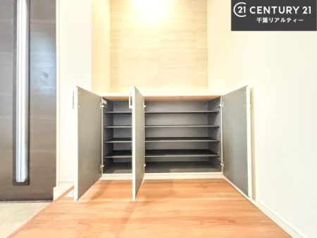 ���� �V���[�Y�{�b�N�X�t���Ȃ̂ŁA���ւ��Еt�����|�������₷���ł��I
�X�b�L���������ւŌ˂��J�����u�ԁA�������̂���S�n������Ԃ��o�}���Ă���܂��B