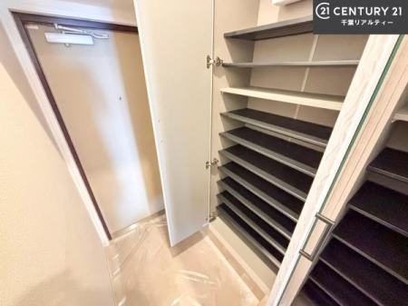 ���� �V���[�Y�{�b�N�X�t���Ȃ̂ŁA���ւ��Еt�����|�������₷���ł��I
�X�b�L���������ւŌ˂��J�����u�ԁA�������̂���S�n������Ԃ��o�}���Ă���܂��B