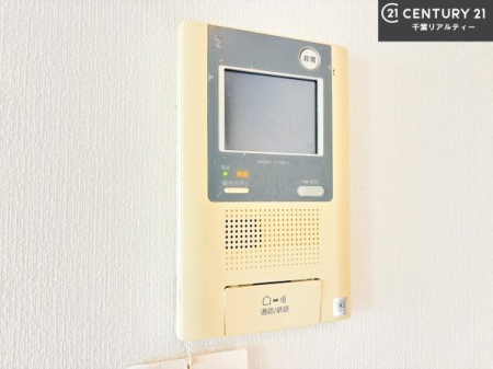 ���̑����� TV���j�^�[�t���C���^�[�z��������A�K��҂��f���Ŋm�F���Ă���Ή��ł��邽�߁A�h�Ɩʂ����S�ł��B���q�l�̂�����Ԏ��ɂ��S�����A���Ƒ��̈��S�E���S�ȕ�炵���T�|�[�g���܂��B