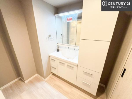 ���ʑ�E���ʏ� �O�ʋ��d�l�̐��ʉ��ϑ���̗p�B�������[�t���̂��߁A�h���C���[�≻�ϕi�Ȃǂ���������Еt�����܂��B���ʑ�܂����L���g���A�����̐g�x�x�����K�ɍs���܂��I