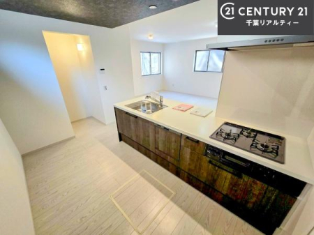 �L�b�`�� ��Ƃ肠�钲���X�y�[�X�ō�Ƃ����₷�����K�ȃL�b�`���ł��I
���q�l�ƈꏏ�ɂ��َq������y���߂�L�X�X�y�[�X�ł��B�y�����������ԂɂȂ肻���ł��ˁI