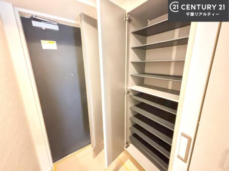 ���� �V���[�Y�{�b�N�X�t���Ȃ̂ŁA���ւ��Еt�����|�������₷���ł��I
�X�b�L���������ւŌ˂��J�����u�ԁA�������̂���S�n������Ԃ��o�}���Ă���܂��B