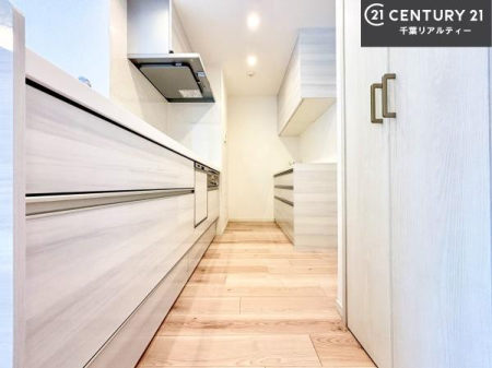 �L�b�`�� ��Ƃ肠�钲���X�y�[�X�ō�Ƃ����₷�����K�ȃL�b�`���ł��I
���q�l�ƈꏏ�ɂ��َq������y���߂�L�X�X�y�[�X�ł��B�y�����������ԂɂȂ肻���ł��ˁI