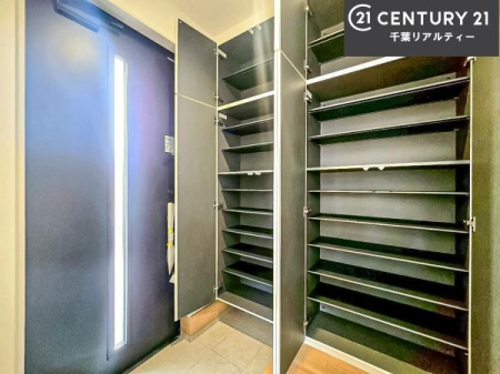 ���� �V���[�Y�{�b�N�X�t���B���ւ��Еt�����|�������₷���ł��I
�X�b�L���������ւŌ˂��J�����u�ԁA�������̂���S�n������Ԃ��o�}���Ă���܂��B