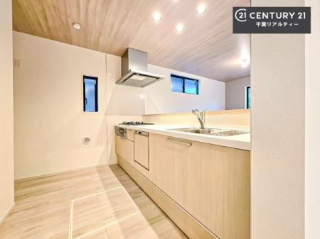 �L�b�`�� ��Ƃ肠�钲���X�y�[�X�ō�Ƃ����₷�����K�ȃL�b�`���ł��I
���q�l�ƈꏏ�ɂ��َq������y���߂�L�X�X�y�[�X�ł��B�y�����������ԂɂȂ肻���ł��ˁI