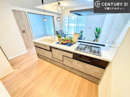 �L�b�`�� ��Ƃ肠�钲���X�y�[�X�ō�Ƃ����₷�����K�ȃL�b�`���ł��I
���q�l�ƈꏏ�ɂ��َq������y���߂�L�X�X�y�[�X�ł��B�y�����������ԂɂȂ肻���ł��ˁI