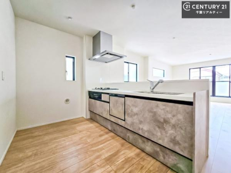 �L�b�`�� ��Ƃ肠�钲���X�y�[�X�ō�Ƃ����₷�����K�ȃL�b�`���ł��I
���q�l�ƈꏏ�ɂ��َq������y���߂�L�X�X�y�[�X�ł��B�y�����������ԂɂȂ肻���ł��ˁI