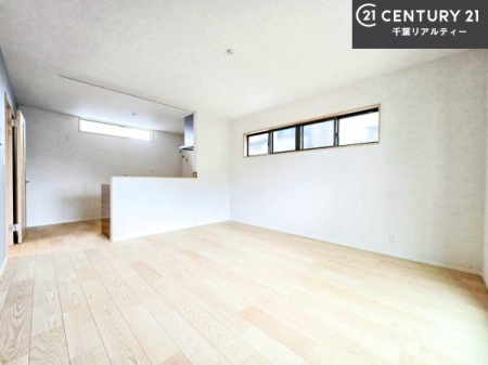 ���r���O ��؂ȉƑ����W�܂邩�炱��LDK�ɂ͂�����肽���B
�q�����������C�ɏ΂��Ȃ��瑖�����Ă���p�����������u�L���Ƃɂ��ėǂ������v�Ǝv���u�Ԃł��B