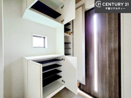 ���� �V���[�Y�{�b�N�X�t���Ȃ̂ŁA���ւ��Еt�����|�������₷���ł��I
�X�b�L���������ւŌ˂��J�����u�ԁA�������̂���S�n������Ԃ��o�}���Ă���܂��B