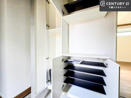 ���� �V���[�Y�{�b�N�X�t���Ȃ̂ŁA���ւ��Еt�����|�������₷���ł��I
�X�b�L���������ւŌ˂��J�����u�ԁA�������̂���S�n������Ԃ��o�}���Ă���܂��B