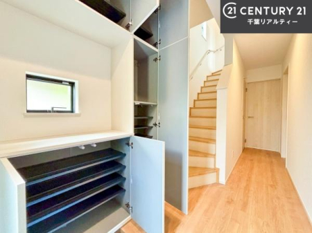 ���� �V���[�Y�{�b�N�X�t���Ȃ̂ŁA���ւ��Еt�����|�������₷���ł��I
�X�b�L���������ւŌ˂��J�����u�ԁA�������̂���S�n������Ԃ��o�}���Ă���܂��B
