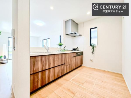 �L�b�`�� ��Ƃ肠�钲���X�y�[�X�ō�Ƃ����₷�����K�ȃL�b�`���ł��I
���q�l�ƈꏏ�ɂ��َq������y���߂�L�X�X�y�[�X�ł��B�y�����������ԂɂȂ肻���ł��ˁI