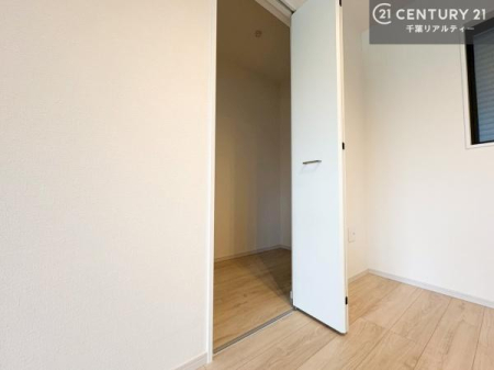 ���r���O ���[���L�x�ȃ��r���O�ŁA���p�i�⏬������������Еt���A���K�ȋ�Ԃ�ۂĂ܂��B