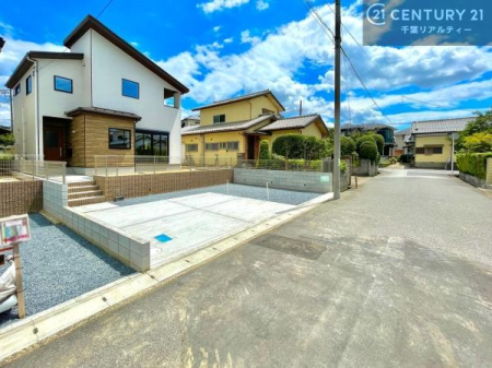 �O�ʓ��H�܂ތ��n�ʐ^ �����������X���݂��L����ՐÂȏZ��X�Ɉʒu���A���₩�ŐS���炮��炵��������Z���ł��B