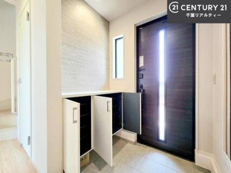 ���� �V���[�Y�{�b�N�X�t���B���ւ��Еt�����|�������₷���ł��I
�X�b�L���������ւŌ˂��J�����u�ԁA�������̂���S�n������Ԃ��o�}���Ă���܂��B