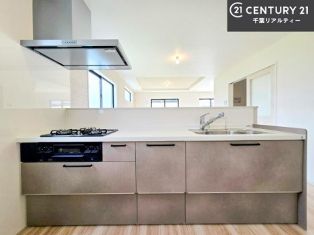�L�b�`�� ���[�X�y�[�X���[�����Ă���A�L�b�`���܂�����������ƕۂ��Ȃ���A�L�X�Ƃ��������X�y�[�X���m�ہB���K�ȍ�Ɗ��ŁA�����̂����������X���[�Y�ɂ͂��ǂ�܂��B