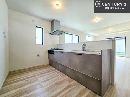 �L�b�`�� ��l�C�̑Ζʎ��V�X�e���L�b�`�����̗p���Ă��܂��I���Ƒ��̃R�~���j�P�[�V���������R�Ƒ�����݌v�ł��B
���q�l�ɂ��ڂ��͂��̂Ŋ������ł��ˁB���[�͂�����܂��I