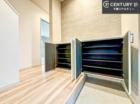 ���� �V���[�Y�{�b�N�X�t���B���ւ��Еt�����|�������₷���ł��I
�X�b�L���������ւŌ˂��J�����u�ԁA�������̂���S�n������Ԃ��o�}���Ă���܂��B