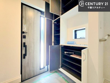 ���� �V���[�Y�{�b�N�X�t���B���ւ��Еt�����|�������₷���ł��I
�X�b�L���������ւŌ˂��J�����u�ԁA�������̂���S�n������Ԃ��o�}���Ă���܂��B