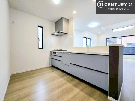 �L�b�`�� ��l�C�̑Ζʎ��V�X�e���L�b�`�����̗p���Ă��܂��I���Ƒ��̃R�~���j�P�[�V���������R�Ƒ�����݌v�ł��B
���q�l�ɂ��ڂ��͂��̂Ŋ������ł��ˁI�L�X�g���ĉ��K�ō�Ƃ��i�݂܂��B