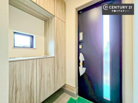 ���� �V���[�Y�{�b�N�X�t���Ȃ̂ŁA���ւ��Еt�����|�������₷���ł��I
�X�b�L���������ւŌ˂��J�����u�ԁA�������̂���S�n������Ԃ��o�}���Ă���܂��B