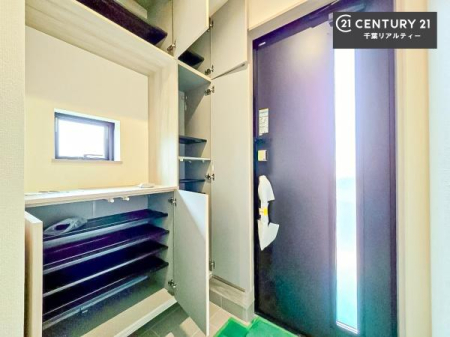 ���� �V���[�Y�{�b�N�X�t���Ȃ̂ŁA���ւ��Еt�����|�������₷���ł��I
�X�b�L���������ւŌ˂��J�����u�ԁA�������̂���S�n������Ԃ��o�}���Ă���܂��B