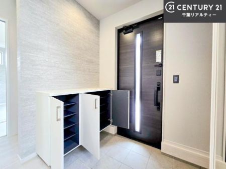 ���� �V���[�Y�{�b�N�X�t���B���ւ��Еt�����|�������₷���ł��I
�X�b�L���������ւŌ˂��J�����u�ԁA�������̂���S�n������Ԃ��o�}���Ă���܂��B