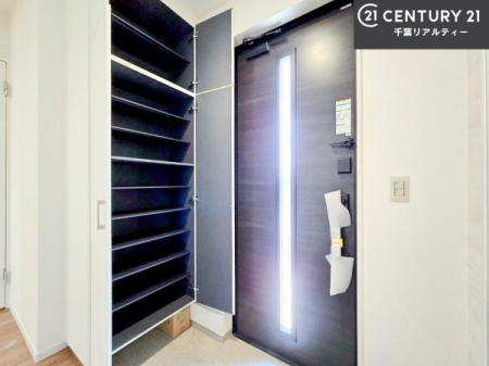 ���� �V���[�Y�{�b�N�X�t���B���ւ��Еt�����|�������₷���ł��I
�X�b�L���������ւŌ˂��J�����u�ԁA�������̂���S�n������Ԃ��o�}���Ă���܂��B