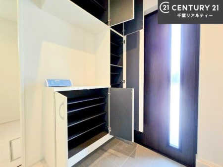 ���� �V���[�Y�{�b�N�X�t���B���ւ��Еt�����|�������₷���ł��I
�X�b�L���������ւŌ˂��J�����u�ԁA�������̂���S�n������Ԃ��o�}���Ă���܂��B