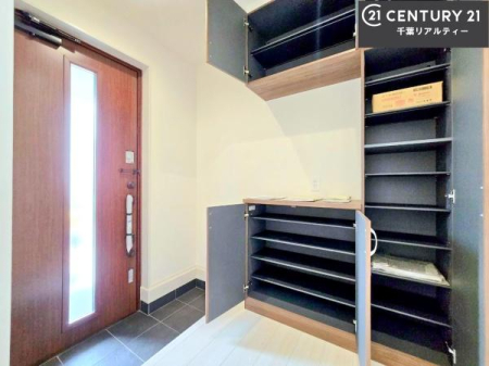 ���� �V���[�Y�{�b�N�X�t���Ȃ̂ŁA���ւ��Еt�����|�������₷���ł��I
�X�b�L���������ւŌ˂��J�����u�ԁA�������̂���S�n������Ԃ��o�}���Ă���܂��B