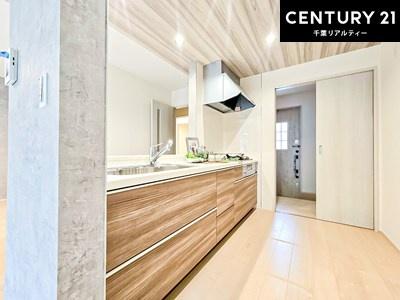 �L�b�`�� ��Ƃ肠�钲���X�y�[�X�ō�Ƃ����₷�����K�ȃL�b�`���ł��I
���q�l�ƈꏏ�ɂ��َq������y���߂�L�X�X�y�[�X�ł��B�y�����������ԂɂȂ肻���ł��ˁI