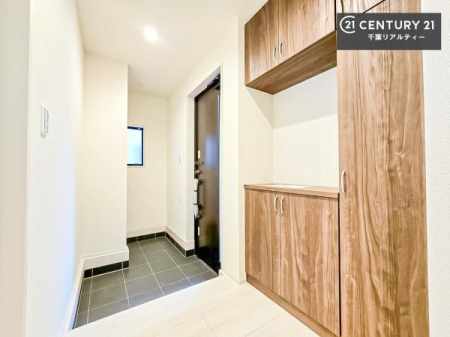 ���� �V���[�Y�{�b�N�X�t���Ȃ̂ŁA���ւ��Еt�����|�������₷���ł��I
�X�b�L���������ւŌ˂��J�����u�ԁA�������̂���S�n������Ԃ��o�}���Ă���܂��B