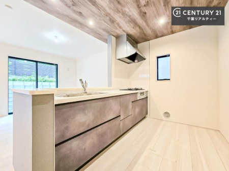 �L�b�`�� ��Ƃ肠�钲���X�y�[�X�ō�Ƃ����₷�����K�ȃL�b�`���ł��I
���q�l�ƈꏏ�ɂ��َq������y���߂�L�X�X�y�[�X�ł��B�y�����������ԂɂȂ肻���ł��ˁI