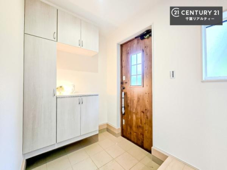 ���� �V���[�Y�{�b�N�X�t���Ȃ̂ŁA���ւ��Еt�����|�������₷���ł��I
�X�b�L���������ւŌ˂��J�����u�ԁA�������̂���S�n������Ԃ��o�}���Ă���܂��B