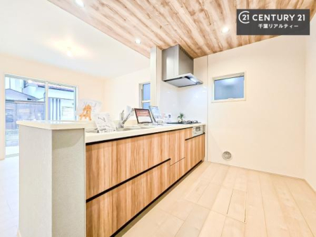 �L�b�`�� ��Ƃ肠�钲���X�y�[�X�ō�Ƃ����₷�����K�ȃL�b�`���ł��I
���q�l�ƈꏏ�ɂ��َq������y���߂�L�X�X�y�[�X�ł��B�y�����������ԂɂȂ肻���ł��ˁI