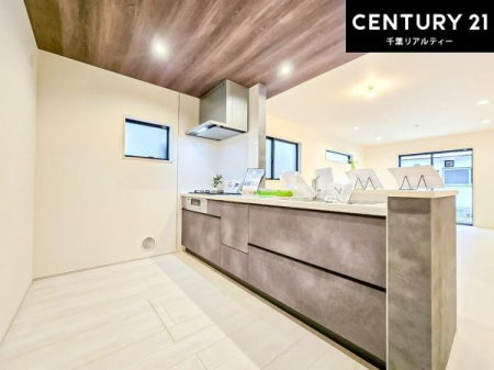 �L�b�`�� ��Ƃ肠�钲���X�y�[�X�ō�Ƃ����₷�����K�ȃL�b�`���ł��I
���q�l�ƈꏏ�ɂ��َq������y���߂�L�X�X�y�[�X�ł��B�y�����������ԂɂȂ肻���ł��ˁI