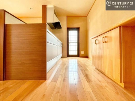�L�b�`�� ��Ƃ肠�钲���X�y�[�X�ō�Ƃ����₷�����K�ȃL�b�`���ł��I
���q�l�ƈꏏ�ɂ��َq������y���߂�L�X�X�y�[�X�ł��B