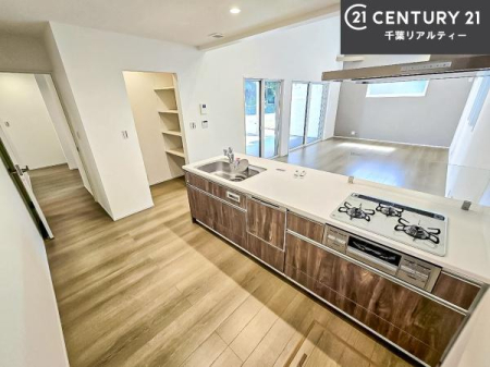 �L�b�`�� ��Ƃ肠�钲���X�y�[�X�ō�Ƃ����₷�����K�ȃL�b�`���ł��I
���q�l�ƈꏏ�ɂ��َq������y���߂�L�X�X�y�[�X�ł��B�y�����������ԂɂȂ肻���ł��ˁI