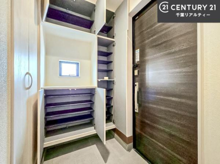 ���� �V���[�Y�{�b�N�X�t���B���ւ��Еt�����|�������₷���ł��I
�X�b�L���������ւŌ˂��J�����u�ԁA�������̂���S�n������Ԃ��o�}���Ă���܂��B