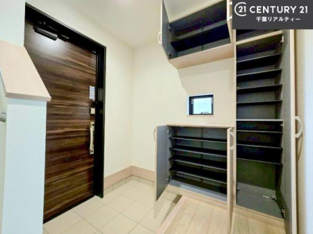 ���� �V���[�Y�{�b�N�X�t���Ȃ̂ŁA���ւ��Еt�����|�������₷���ł��I
�X�b�L���������ւŌ˂��J�����u�ԁA�������̂���S�n������Ԃ��o�}���Ă���܂��B