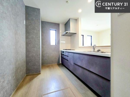 �L�b�`�� ��l�C�̑Ζʎ��V�X�e���L�b�`�����̗p���Ă��܂��I���Ƒ��̃R�~���j�P�[�V���������R�Ƒ�����݌v�ł��B
���q�l�ɂ��ڂ��͂��̂Ŋ������ł��ˁI�L�X�g���ĉ��K�ō�Ƃ��i�݂܂��B